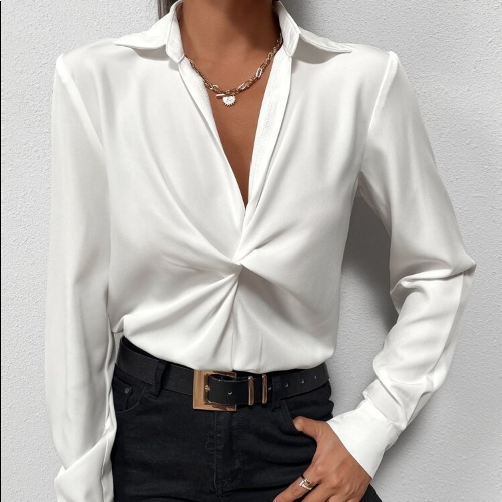 🐚 CLASSIC WHITE TWIST FRONT BLOUSE! - Picture 3 of 7